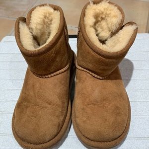 UGG Australia JONA Toddler Mini Boots in Natural (Size 11). Unisex. Slight wear